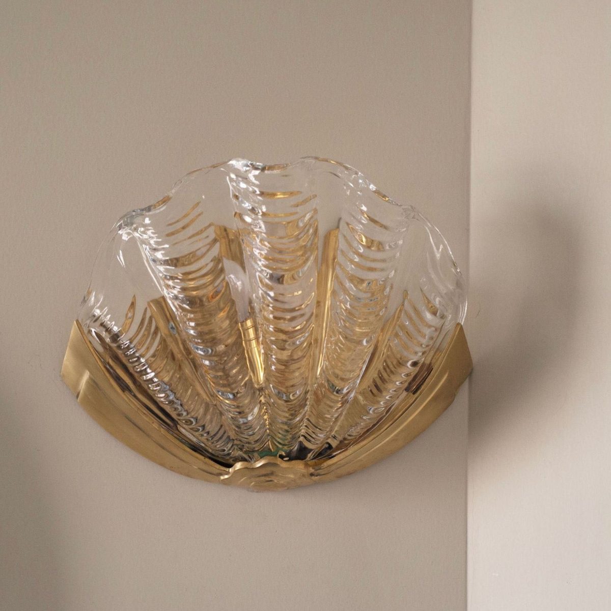 Modern Art Deco Shell Brass Glass 1-Light Wall Sconce Lamp For Bedroom - Image 11